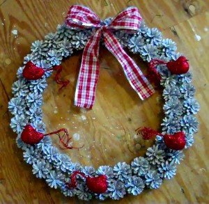 How to Make a Christmas Wreath out of Pine Cones 