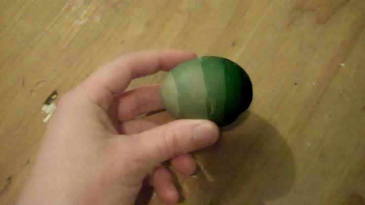 How to Dye Easter Eggs with Food Coloring in Gradient