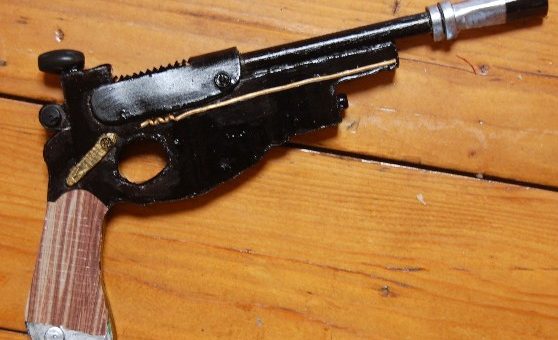 Mandalorian Blaster Pistol DIY (cardboard)